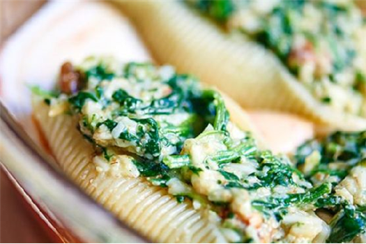 Cheesy Spinach Stuffed Shells