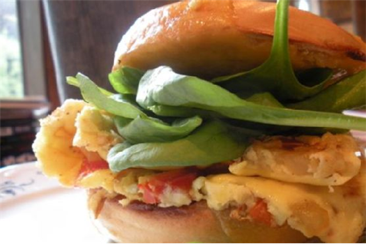 Cheddar, Spinach, and Pepper Omelet Bagel Sandwich