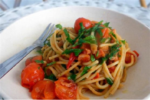 Sweet, Spicy Cherry Tomato Pasta