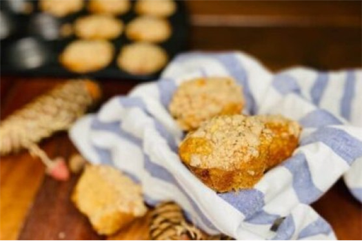 Apple Cider Muffins with Cinnamon Streusel