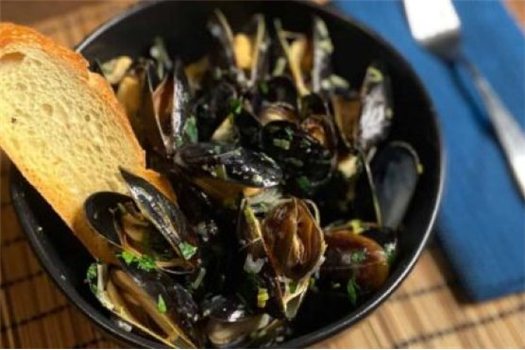 Moules Marinière (Mussels with Garlic and Parsley)