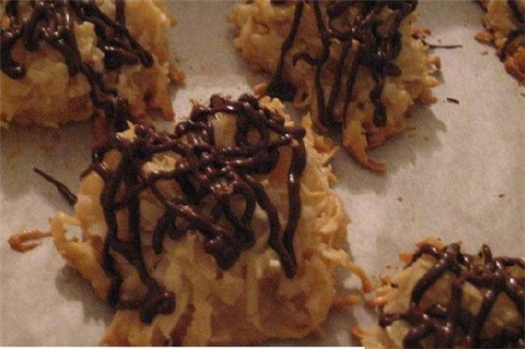 Coconut Macaroons With Chocolate Drizzle