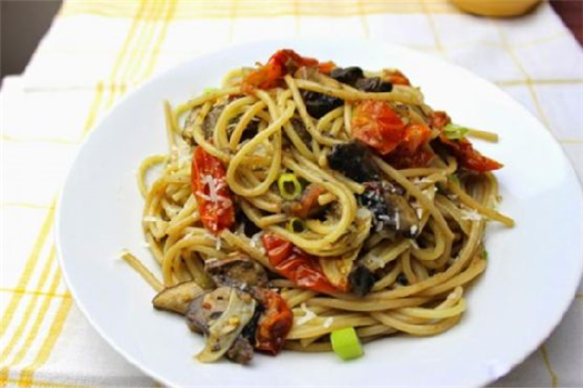 Mushroom, roasted tomato and garlic pasta